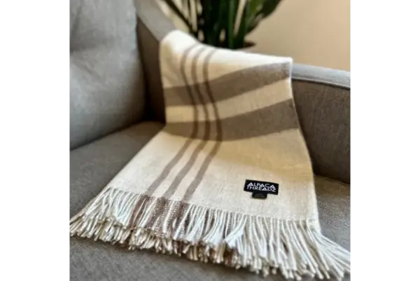 Andean Alpaca Wool Blanket - Ultra-Soft Warm Red Rocks Pattern - Image 2