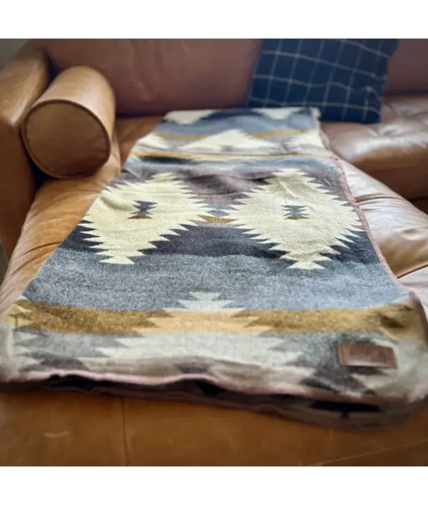 Andean Alpaca Wool Blanket - Ultra-Soft Warm Red Rocks Pattern - Image 3