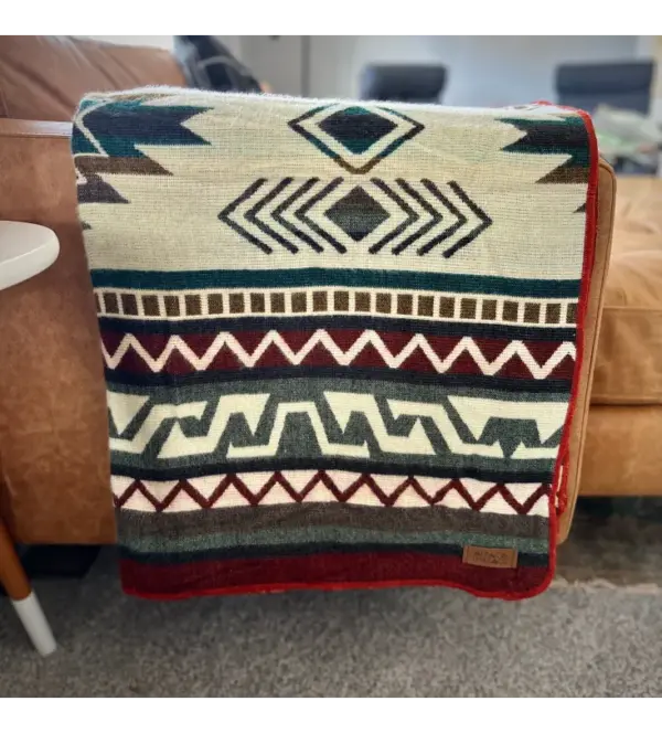 Andean Alpaca Wool Blanket - Ultra-Soft Warm Red Rocks Pattern - Image 4